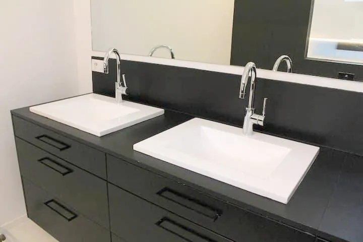 Double washbasin in matte black