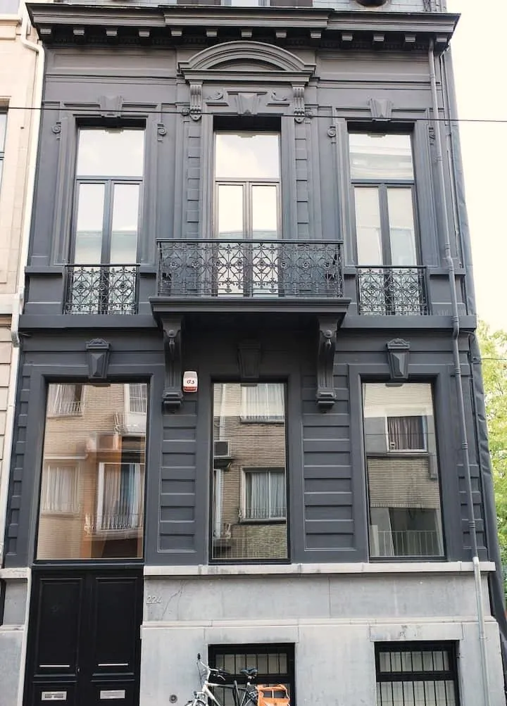 The black-painted 19th-century facade on Lange Leemstraat