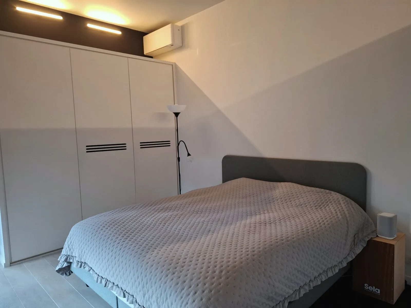 The bedroom with built-in wardrobe and airco
