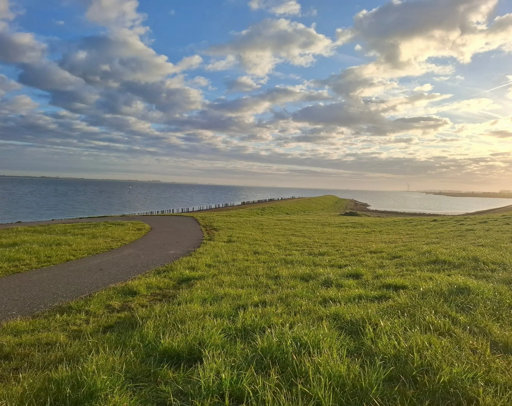 De dijk langs de Oosterschelde bij Stavenisse